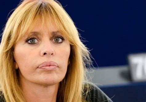 Giancarlo perna per la verità alessandra mussolini la pittoresca alessandra mussolini ha accumulato ben 6 legislature nazionali e 2 europee solo esibendosi in sciocchezzuole. Alessandra Mussolini e la minaccia nel pacco di Leroy Merlin: «Fascista di m...» con un pupazzo ...