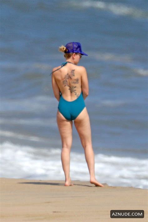 Scarlett Johansson Sexy On A Romantic Beach Stroll With Colin Jost In