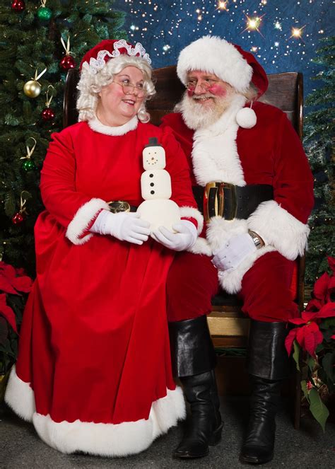 Bellingham Duo Don Santa And Mrs Claus Costumes During The Holidays