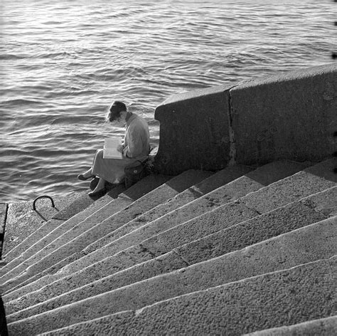 Pin By Şehnaz Rizeli On Fotoğraf Da Can Dır Icabında Photo Woman Reading River