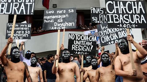 Protes Atas Pemerintah Mahasiswa Filipina Gelar Aksi Telanjang Bertopeng Foto