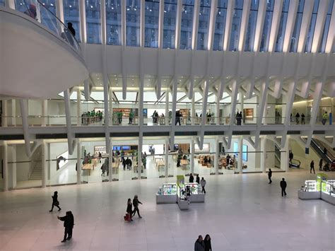 Il fait presque 34 000 m2 et abrite une centaine de magasins. The Oculus & Westfield World Trade Center Mall | Visit the ...