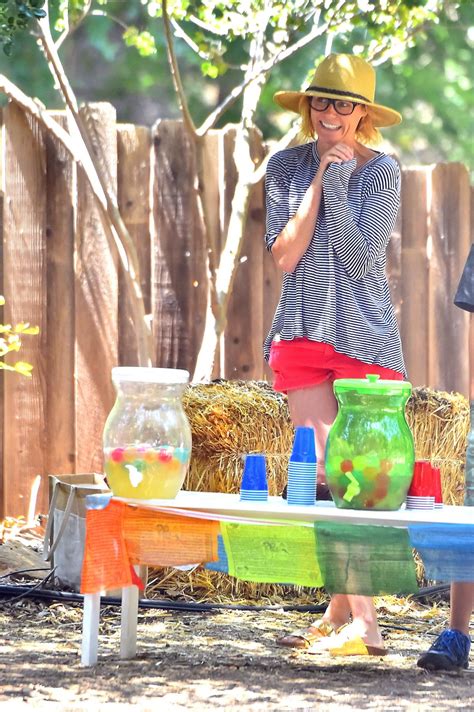 Julie Bowen Raises Money For Nepal With A Lemonade Stand Hawtcelebs