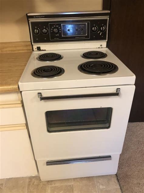 Hotpoint 24 Wide Apartment Size White Stove Saanich Victoria