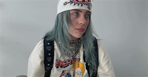 This unpredictable teenage singer made waves with her low raspy voice and her colorful goth attire. FOTO: Así se ve Billie Eilish sin su ropa holgada | EL ...
