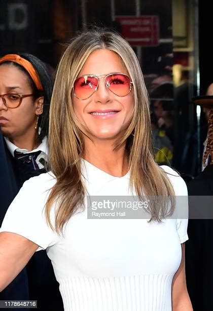Jennifer Aniston Is Making Sleazy Sunglasses Chic Vogue Atelier Yuwa