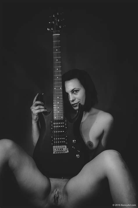 The Naked Guitarist Woman B W Free Full HD Photo BonnyArt Com
