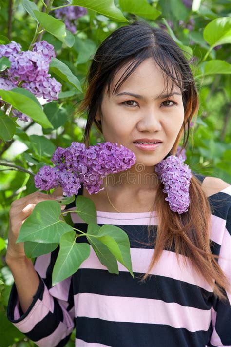Mujer Tailandesa Hermosa Foto De Archivo Imagen De Adulto 20395778