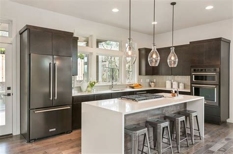 L Shaped Modern Kitchen With Island And Thassos Quartz Counter