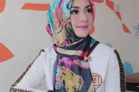 Tampil Stylish Dengan Hijab Ramadan Ala Eddies Adelia Intip