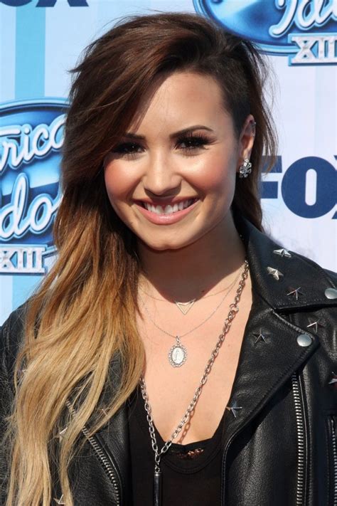 Here Is Another Look At Demis Shaved Hairstyle In 2014 Lovato Paired The Look With Long Blonde