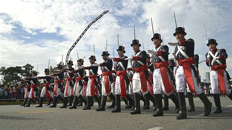 Sin embargo, en el acto oficial las autoridades argentinas confundieron el año del acontecimiento. Pin de Eduardo Oviedo en ARGENTINA. Desfiles Militares ...