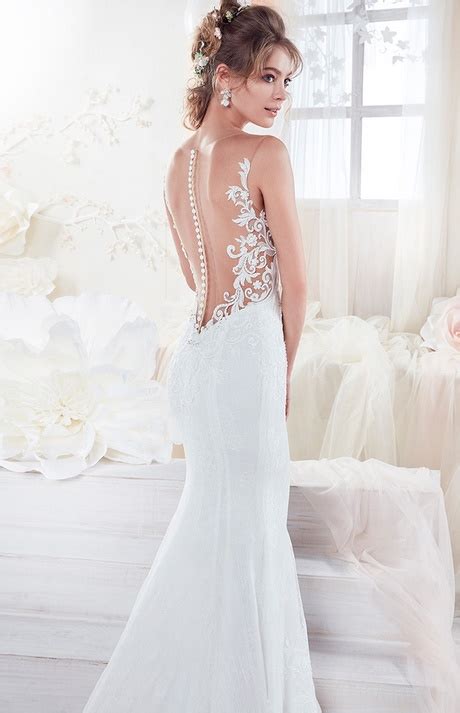 L'abito da sposa scelto dalla modella francese è una sofisticata opera di sartoria che fa della sua apparente semplicità il suo punto di forza. Armani abiti da sposa 2018