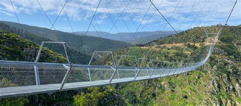 Vista para a 516 arouca, considerada a maior ponte pedonal suspensa do mundo lusa/octávio passos. A maior ponte pedonal suspensa do mundo fica em AROUCA