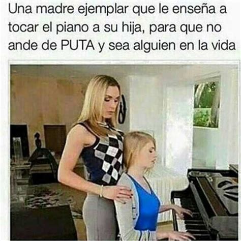 Una Madre Ejemplar Que Le Enseña A Tocar El Piano A Su Hija Para Que No