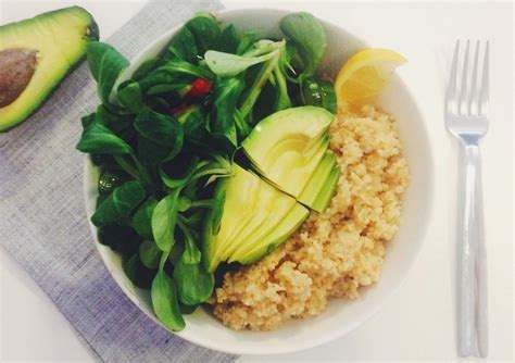 A one pot meal full of zesty and sweet moroccan spices, hearty couscous and a chickpea protein boost. Avocado couscous salad / Avokádós kuszkusz saláta | VegaMia