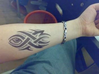 Jika anda sedang mencari insfirasi tentang gambar tato di tangan yang simple tapi bagus yang sekarang sedang populer di kalangan masyarakat. 10 Tato Tangan Tribal Keren Simple Terbaru | GambarTato Keren