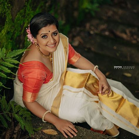 Sarayu Mohan Photos Pictures And Sarayu Images Kerala9