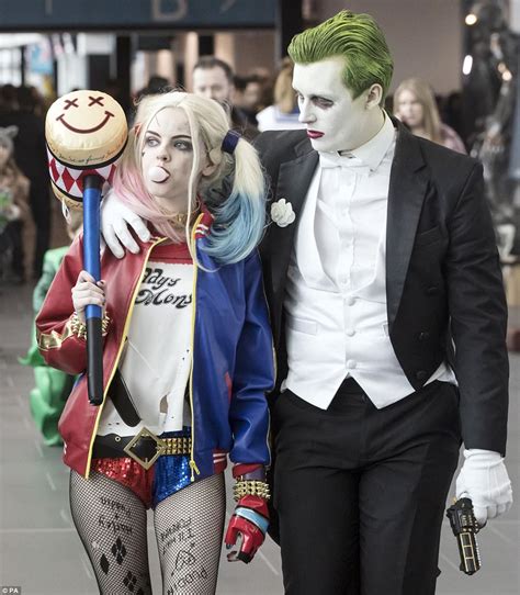 Fantasy Obsessives Flock To Comic Con To Show Off Costumes Daily Mail