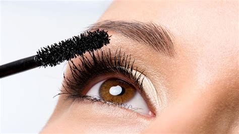 how to apply mascara a step by step guide for 2022 myglamm