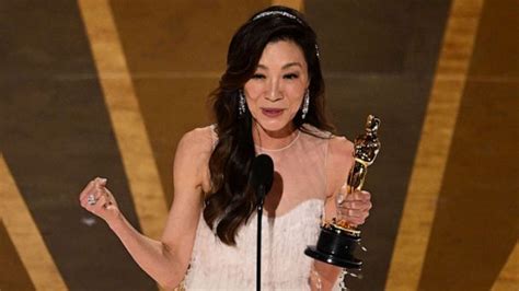 Michelle Yeoh Makes History As St Asian Woman To Win Oscar For Best Actress Good Morning America