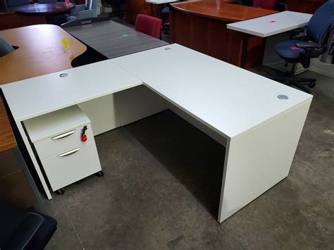 Choice Office Furniture White 60 X 66 L Desk With Rolling Boxfile