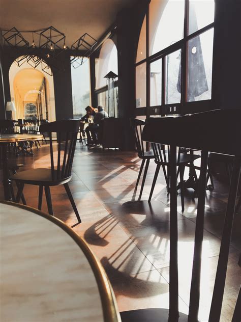 무료 이미지 바닥 방 가구 인테리어 디자인 표 철 의자 건축물 건물 견목 집 목재 레스토랑 계단