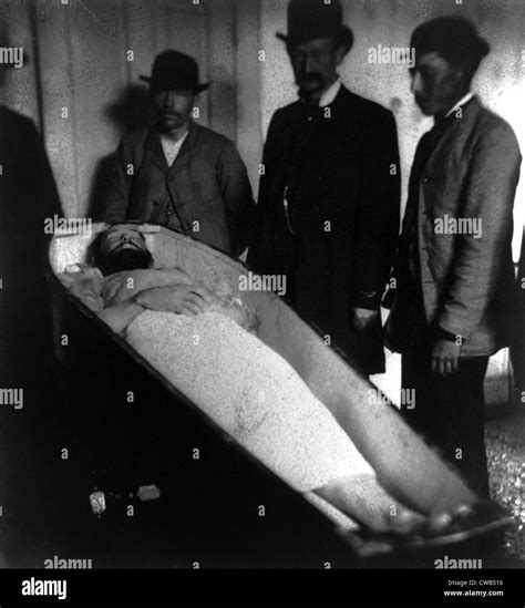Wild West Jesse James Mort En Cercueil Ca 1882 Photo Stock Alamy