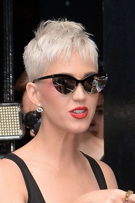È questa la soluzione ideale per i visi delicati e anche allungati. 11 tagli capelli corti moda estate 2017