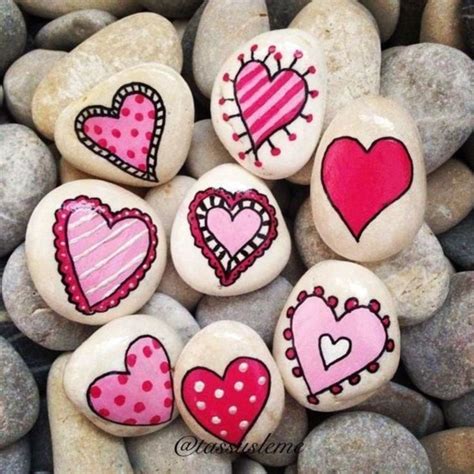 Awesome Painted Rocks Valentines Day Ideas 26 In 2020 Rock Crafts