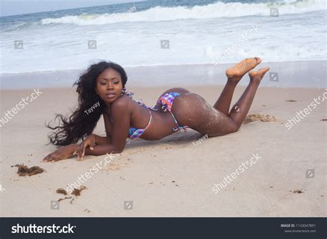 Sexy Ebony Swimsuit Model Playing On Foto De Stock Shutterstock