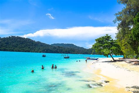 Malaysia is a country that yields a rich mix of cultural attractions and rapidly expanding cities filled but these are not the only reasons malaysia welcomes a steady stream of visitors: The Ultimate Backpackers Guide to Langkawi, Malaysia