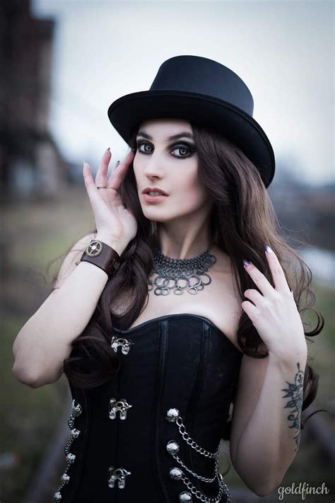 Pin By 𝕷𝖚𝖆𝖓 𝕾𝖙𝖔𝖐𝖊𝖘 On Gothic World Cute Goth Girl Cute Goth Gothic