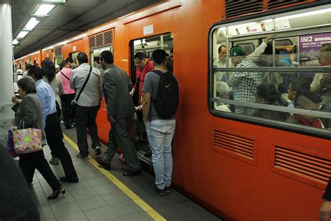 En tanto, el sistema de transporte colectivo metro señaló que derivado del incidente en la estación olivos, la línea 12 no ofrecerá servicio. #LordChaquetas se masturba en metro de la CDMX (VIDEO)