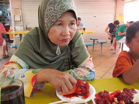 Masukkan 3 ulas bawang merah dan halia yang dihiris kasar, sup bunjut dan sedikit garam. Abah Mila: Sup Tulang Merah Terbaik