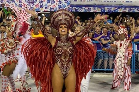 Rainha De Bateria Da Viradouro Ra Ssa Machado Comemora Vit Ria Da