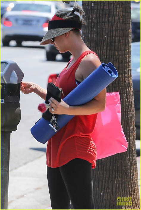 Kaley Cuoco Isnt Afraid To Show Her Toned Abs After Yoga Session Photo 3168867 Kaley Cuoco