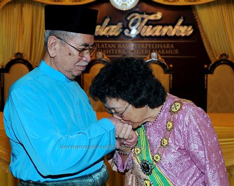 He is the head of islam in the state and the source of all titles, honours and dignities in the state. Isteri Wan Junaidi dahului senarai 160 penerima darjah dan ...