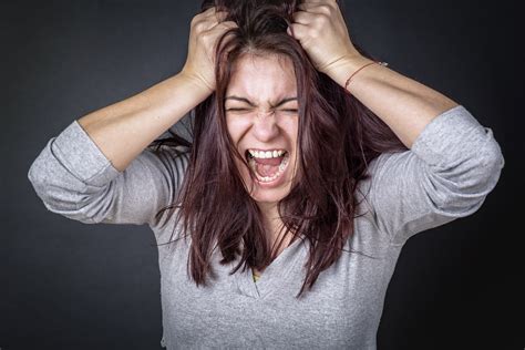 Frustrated Angry Woman Screaming And Pulling Her Hair Babe Woman Angry The Pulse