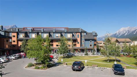 Condo With Rooftop Hot Tub In Canmore