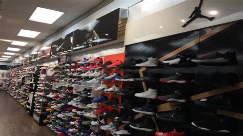 The company operates 660 stores in 47 states and puerto rico, mostly in enclosed shopping malls. Greenville Hibbett Sports | SE Greenville Blvd