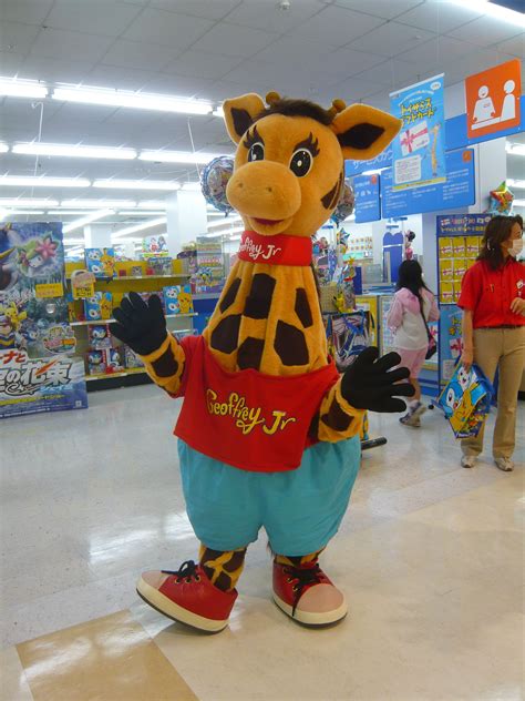 Toysrus Description Toysrus Geoffrey Jr 01 Toys R Us Mascot