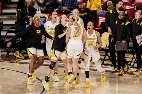 Hansen Dominates As Mizzou Womens Basketball Goes 2 0 In Tempe With Wins Over Umass And Asu