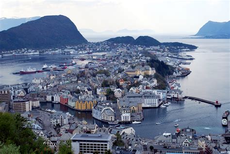 Destinasjon ålesund & sunnmøre er det offisielle markedsføringsselskapet for regionen. GC5XCFP The Tourist Cache #2 - Hurtigruten dock ...