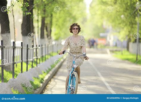 Fille Sur Une Bicyclette Dans La Robe Photo Stock Image Du Herbe