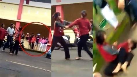 Link video viral di masukin botol. Viral Video Dua Siswi SMA Baku Hantam di Jalan, Terungkap Lokasinya dan Sebab Perkelahian ...