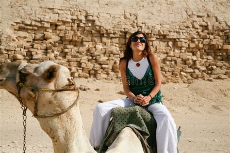 Camello Del Montar A Caballo De La Mujer Foto De Archivo Imagen De