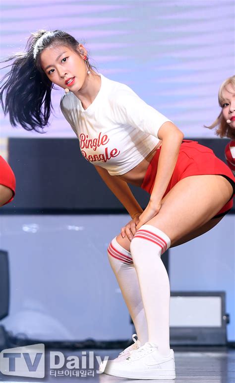 Seolhyun Blew Audiences Away With Her Perfect Figure On Aoa S Comeback Stage