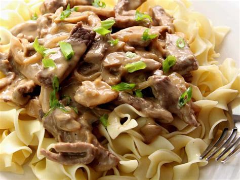 If you're looking for a simple recipe to simplify your weeknight. 20-Minute Beef Stroganoff Recipe - Crunchy Creamy Sweet