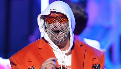 Dákiti fue anunciada oficialmente el 26 de octubre de 2020 por bad bunny, quien publicó un adelanto de la pista en su cuenta de instagram. Bad Bunny didn't stay en casa, and now has COVID-19 | AL ...